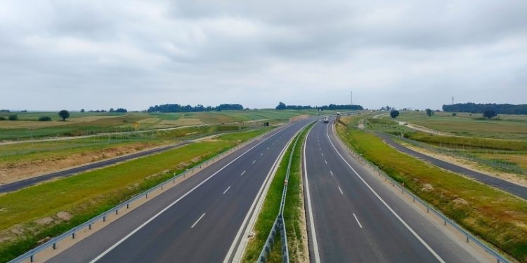 Pieszy szedł po drodze ekspresowej