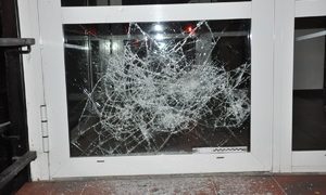 Kostkami brukowymi wybił szybę
