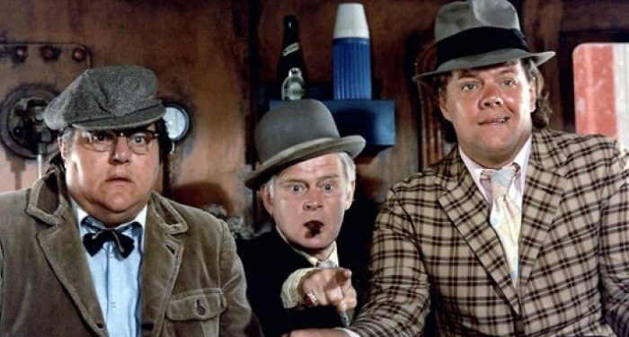 Gang Olsena celuje w altanki i butle gazowe