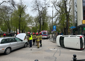 Było groźnie – auto przewróciło się