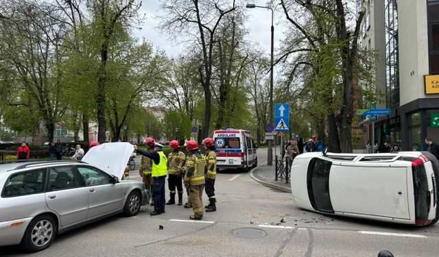 Było groźnie – auto przewróciło się