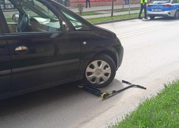 Dziecięca hulajnoga pod kołem auta. Zgroza!