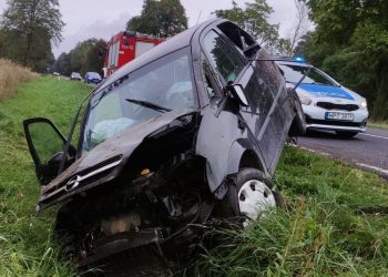 Najechała na pobocze, straciła panowanie i dachowała