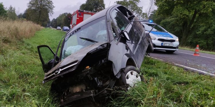 Najechała na pobocze, straciła panowanie i dachowała