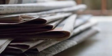 Media lokalne – lokalni politycy.  Echo pyta, AI odpowiada