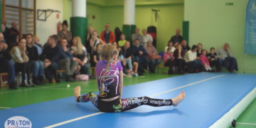 Młodzi akrobaci i mistrz świata jako ambasador