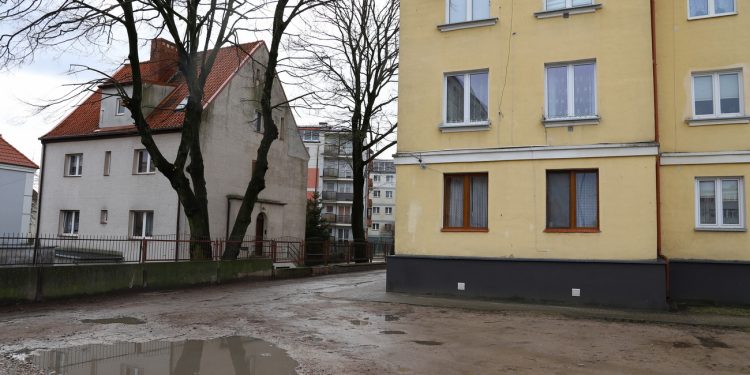 Re-Vita-Lizacja jednego z podwórek w opłakanym stanie