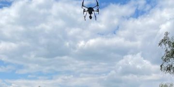 Policyjny dron nad przejazdem w Nowej Wsi Ełckiej