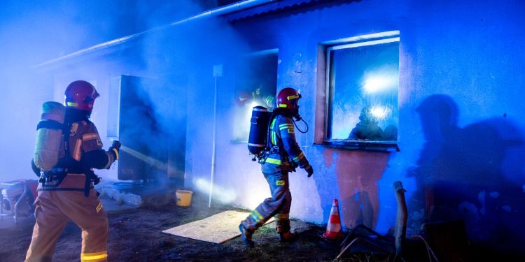 Wynieśli z płomieni śpiącą kobietę ratując jej życie