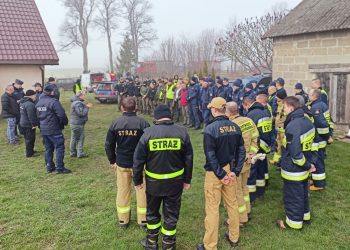 Ciało zaginionego 76-latka na bagnistym polu