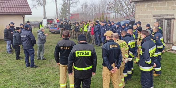 Ciało zaginionego 76-latka na bagnistym polu