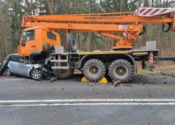 Kierowca i pasażer osobówki nie mieli szans. Śmierć na miejscu