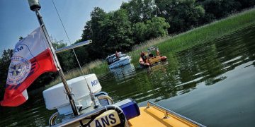 Niebezpiecznie na mazurskich jeziorach. Silny wiatr sprawił problemy żeglarzom