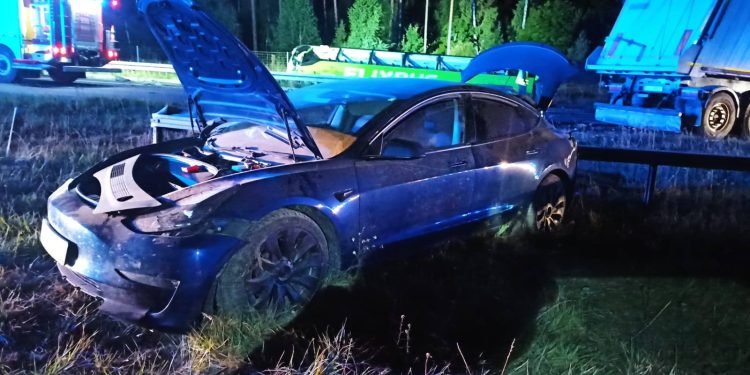 Wyglądało to koszmarnie! Tesla rozbita. Zdjęcia!
