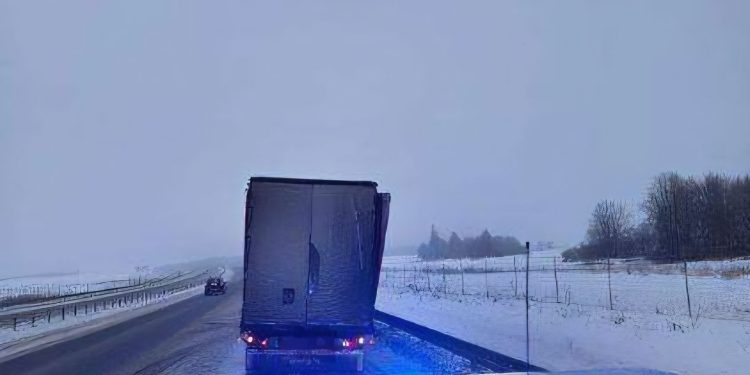 🚨 Utrudnienia na trasie S61. Kolizja czterech ciężarówek