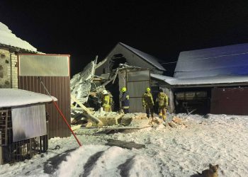 ZAWALIŁ SIĘ DACH GOSPODARSTWA! Strażacy ewakuowali ciągniki