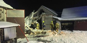 ZAWALIŁ SIĘ DACH GOSPODARSTWA! Strażacy ewakuowali ciągniki