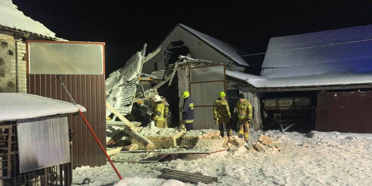 ZAWALIŁ SIĘ DACH GOSPODARSTWA! Strażacy ewakuowali ciągniki