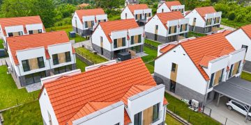 Dlaczego Warmia przyciąga osoby szukające domu poza miastem? Trendy na rynku nieruchomości