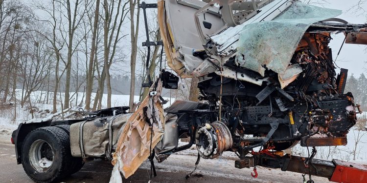 CIĘŻARÓWKA UDERZYŁA W DRZEWO. KOBIETA UWIĘZIONA POD NACZEPĄ. ZDJĘCIA!