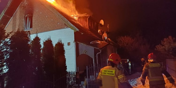 Ogień wybuchł przed północą! Dramatyczna akcja i śmiertelna ofiara