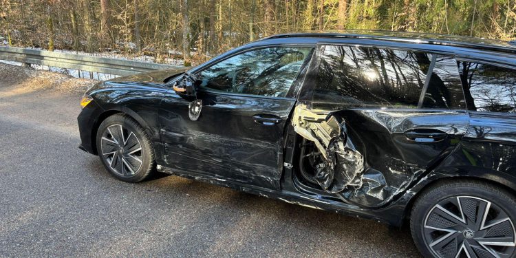 18-latek roztrzaskał auto na łuku! Cudem nikt nie zginął!