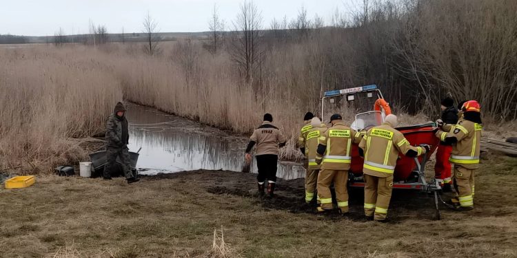 TRAGICZNY FINAŁ POSZUKIWAŃ NA JEZIORZE SKOMĘTNO. ODNALEZIONO CIAŁO 60-LATKA