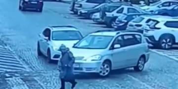Sceny jak z filmu tuż przed przejściem dla pieszych!