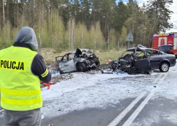 Płonące auta i pościg policji – kulisy tragedii na Mazurach