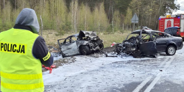 Płonące auta i pościg policji – kulisy tragedii na Mazurach