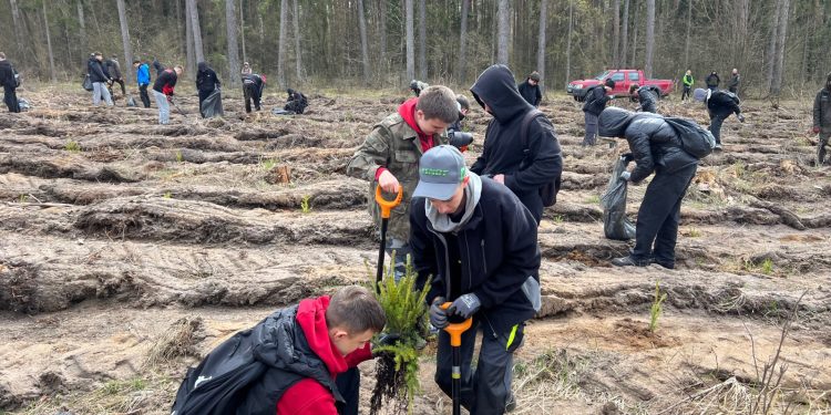Dzień Ziemi w powiecie ełckim – młodzież ZSM-E w działaniach na rzecz środowiska