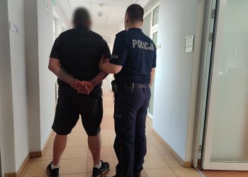 „Pomóżcie mi!” Dramatyczny sygnał kobiety uratował ją przed oprawcą