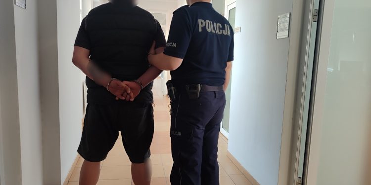 „Pomóżcie mi!” Dramatyczny sygnał kobiety uratował ją przed oprawcą