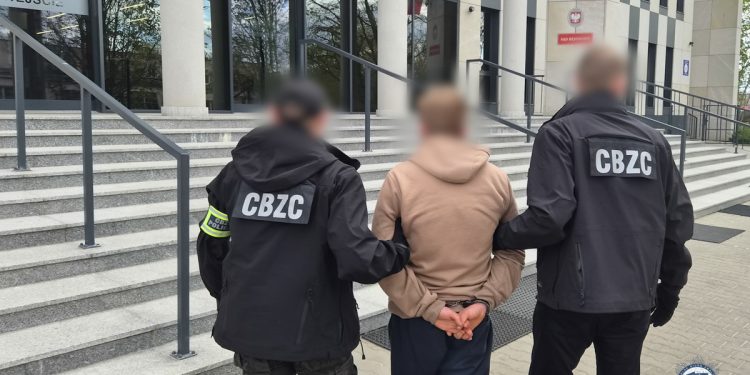 Zwyrodnialec z Ełku zatrzymany! CBZC weszło do mieszkania 50-latka