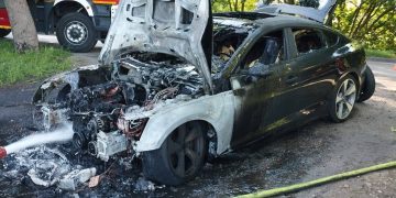 Ogień pochłonął audi w kilka minut! Ogromne straty. Zdjęcia