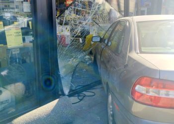 Pomyłka biegów zakończyła się spektakularnym wjazdem do sklepu 🚗🏬