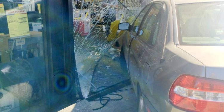 Pomyłka biegów zakończyła się spektakularnym wjazdem do sklepu 🚗🏬