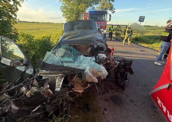 Dramat na lokalnej drodze. Nie żyje 21-letni kierowca BMW