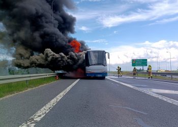 Dramatyczne chwile na DK16. Ogień błyskawicznie objął autobus