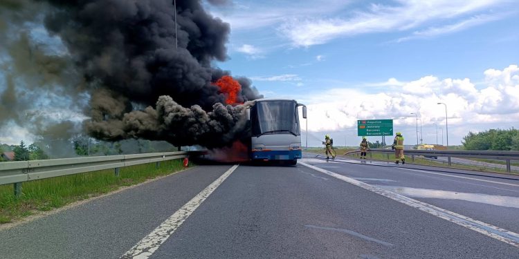 Dramatyczne chwile na DK16. Ogień błyskawicznie objął autobus