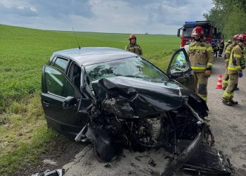 Groźny wypadek. Samochód osobowy uderzył w drzewo