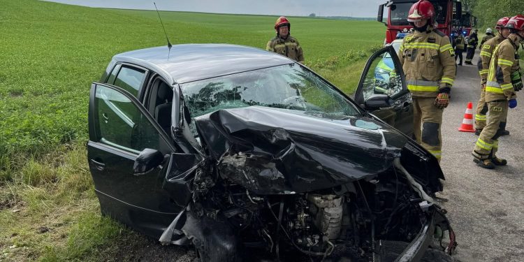 Groźny wypadek. Samochód osobowy uderzył w drzewo