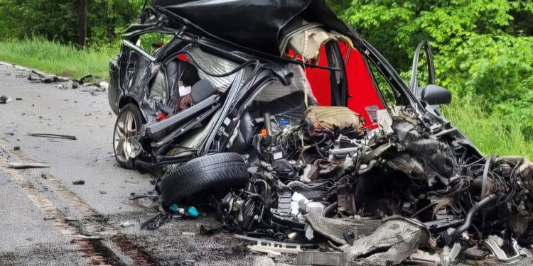 MASAKRA POD ORZYSZEM. OPEL ROZTRZASKANY PO ZDERZENIU Z TIREM