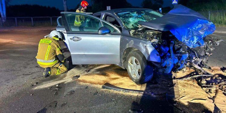 Wieczorny dramat na skrzyżowaniu. Dwa auta rozbite, są ranni