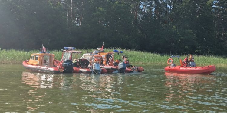 Tragedia na Jeziorze Nidzkim. Nie żyje turysta z Warszawy