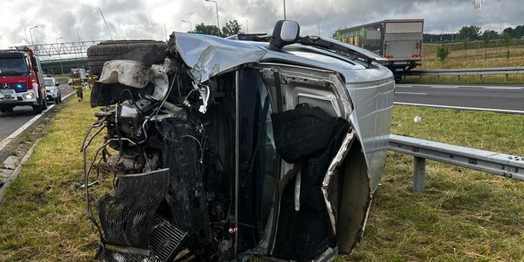 Koszmarny poranek na S7! Rozbity Citroen i akcja ratowników