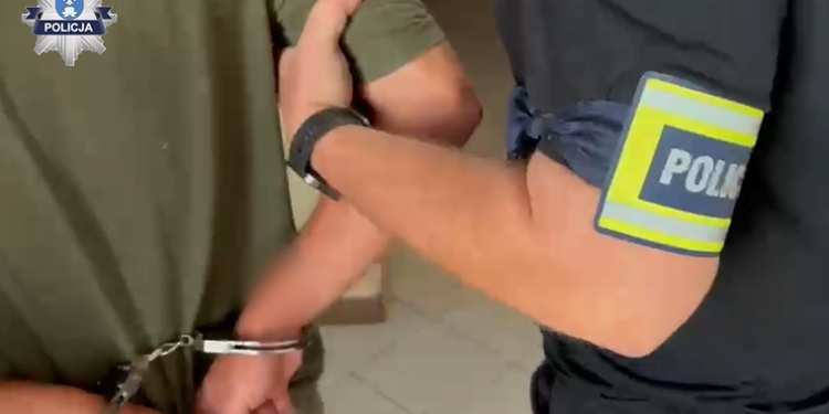 Dwóch kompletnie pijanych mężczyzn na cudzym jachcie