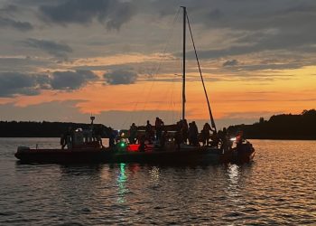 WYWRÓCONE JACHTY, 32 OSOBY ZNALAZŁY SIĘ W WODZIE