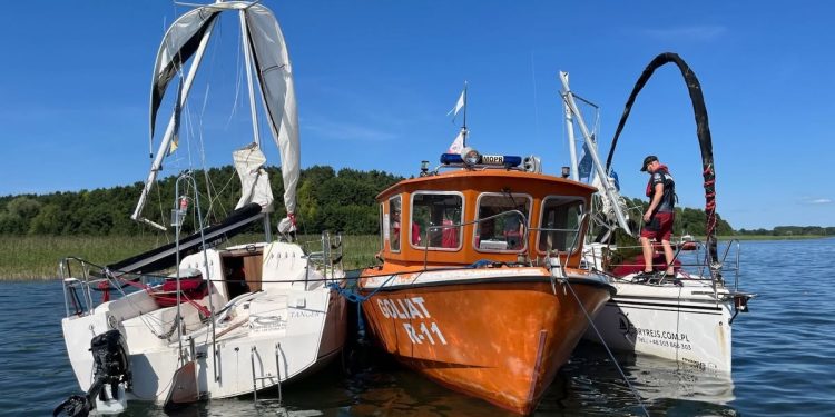 Silny wiatr zatopił dwa jachty. Maszty znów stoją! Zdjęcia