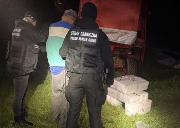 Papierosy spadły z nieba. Straż Graniczna namierzyła przemytnika